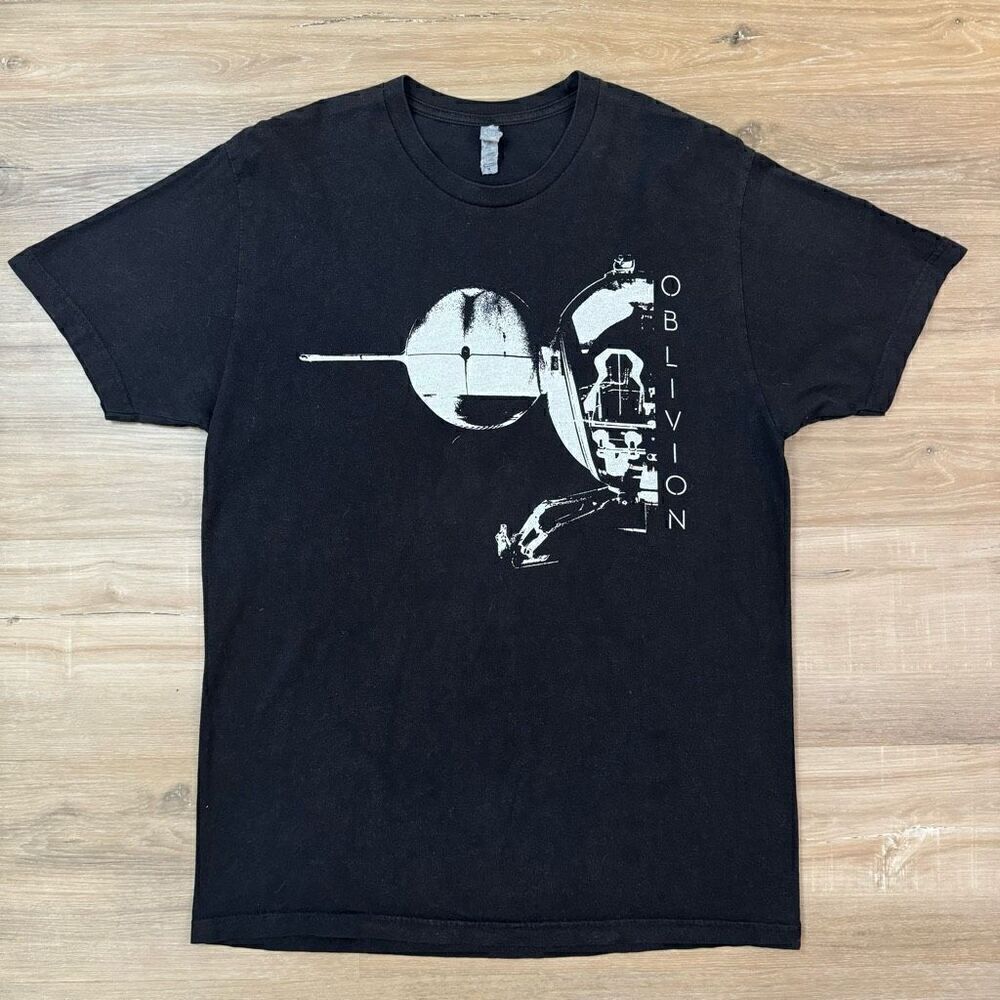 Oblivion Size M Movie Promo Graphic Tee Shirt Black Sci Fi Space Tom Cruise 2013